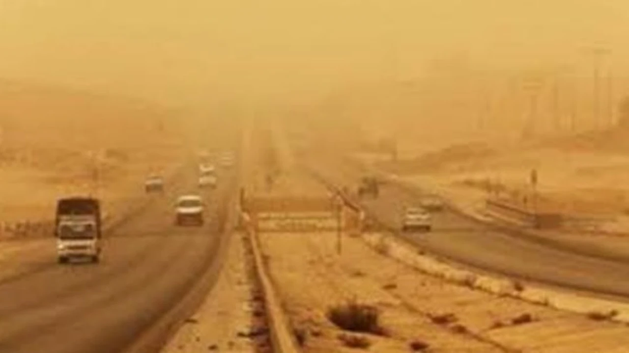 تحذيرات صحية مع اشتداد العاصفة الترابية وتأثيراتها الواضحة على المواطنين في المناطق المتأثرة